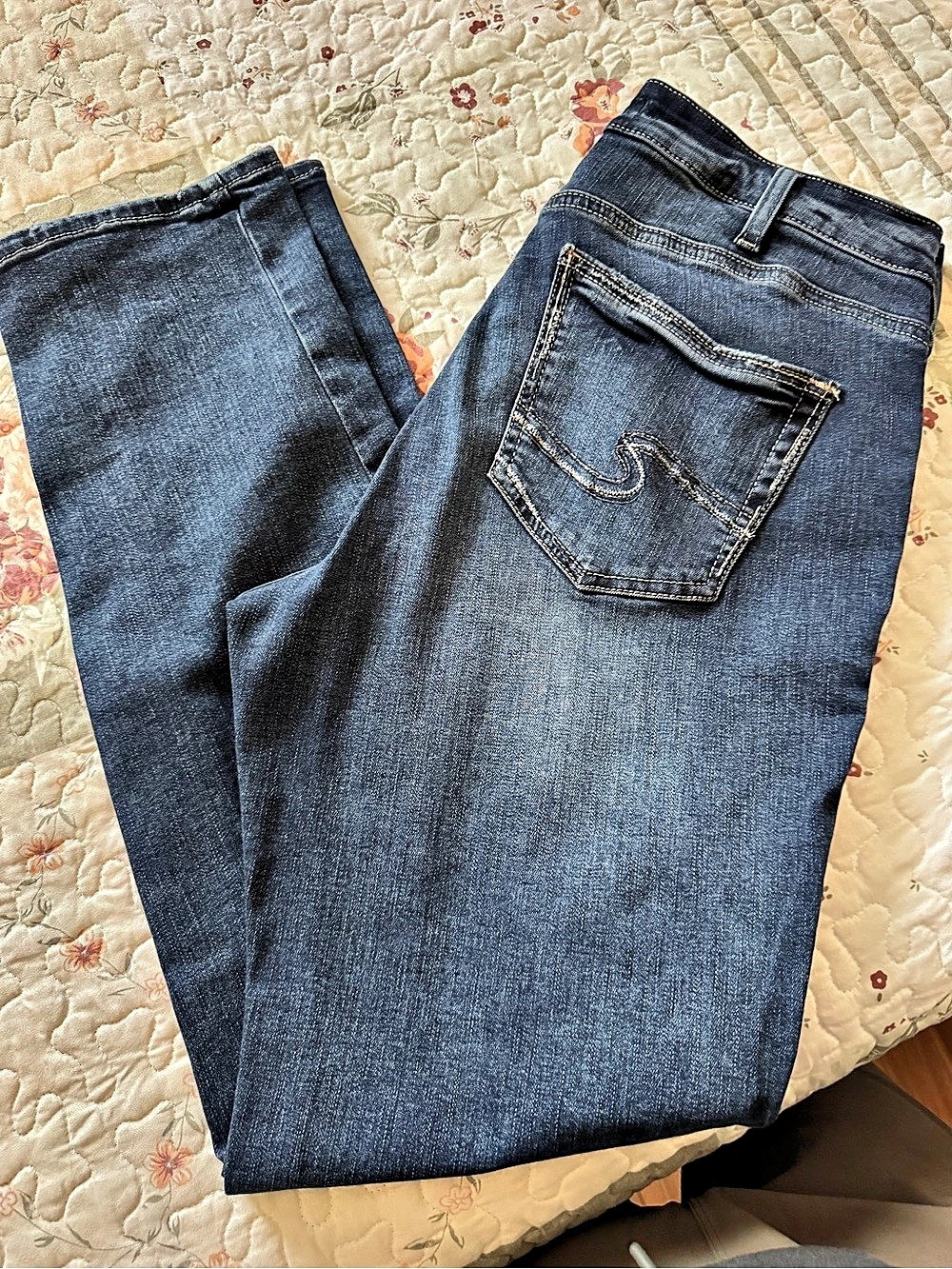 Silver Jeans Co. Avery Straight Leg Jeans. Size 12